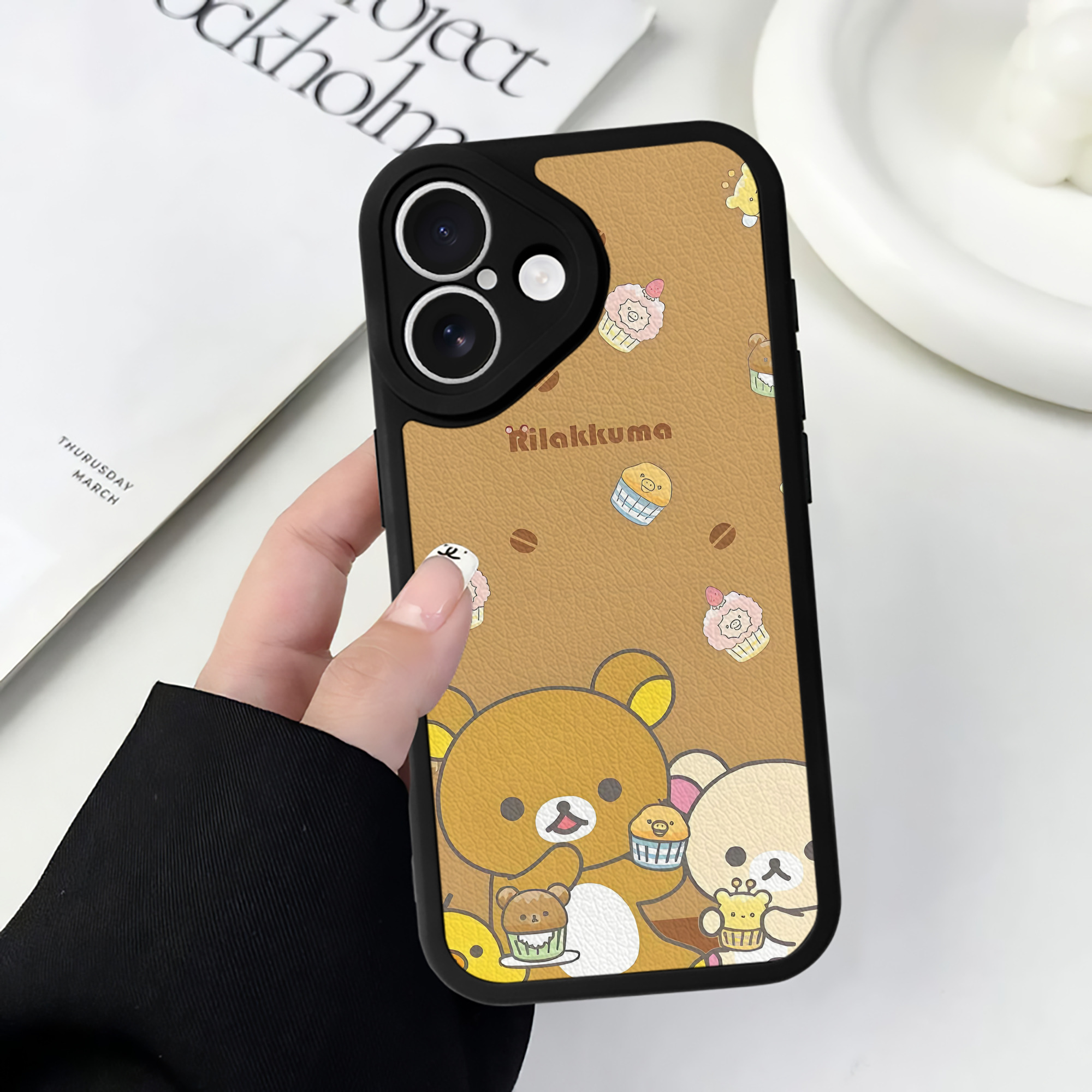 （画像用） リラックマ リラックマ キイロイトリ Rilakkuma Korilakkuma Kiiroitori 【iPhone 16シリーズ対応】シリコンスマホケース（レザー調） 材質：シリコン